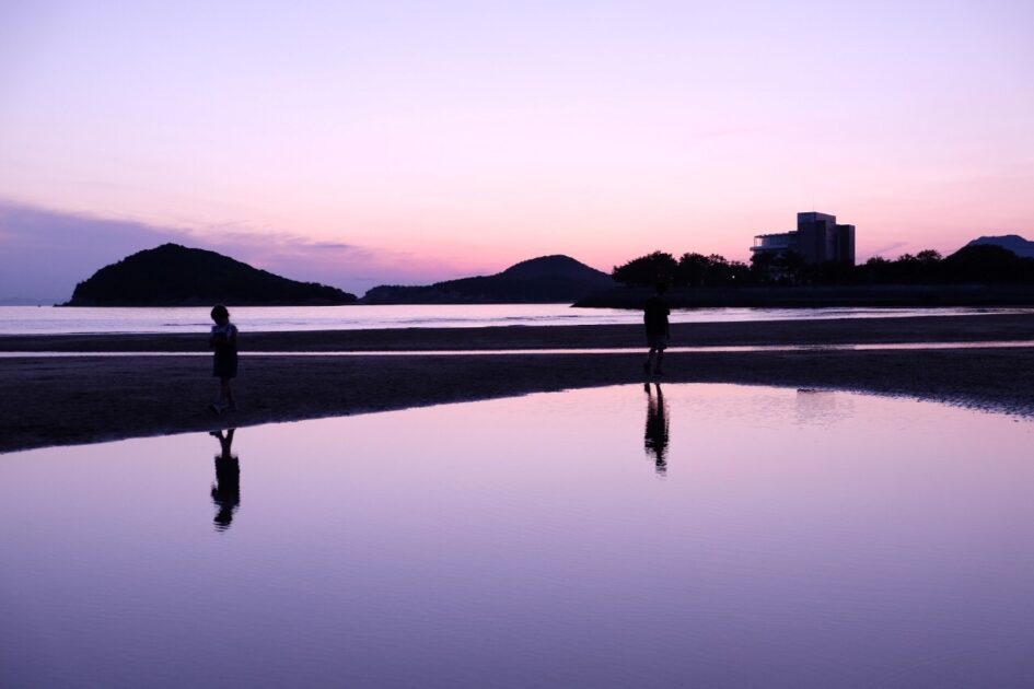 Wide sandy beach at Chichibugahama stretching along the Seto Inland Sea coast