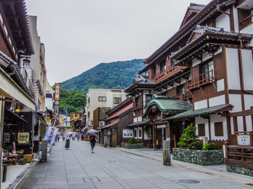 Stone lanterns and traditional shops lining the approach to Kotohira-gu