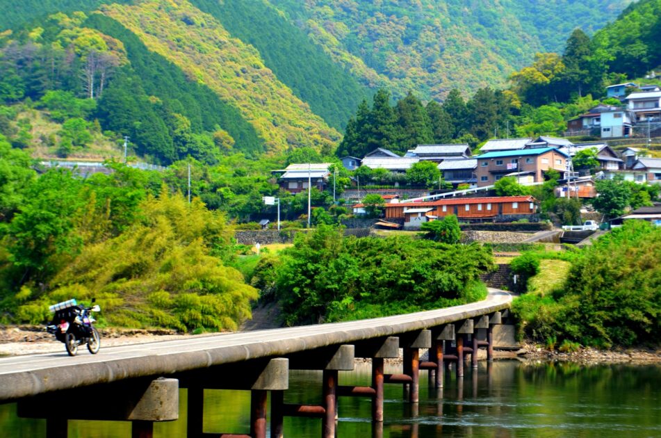 Sada submersible bridge crossing Shimanto River with no railings